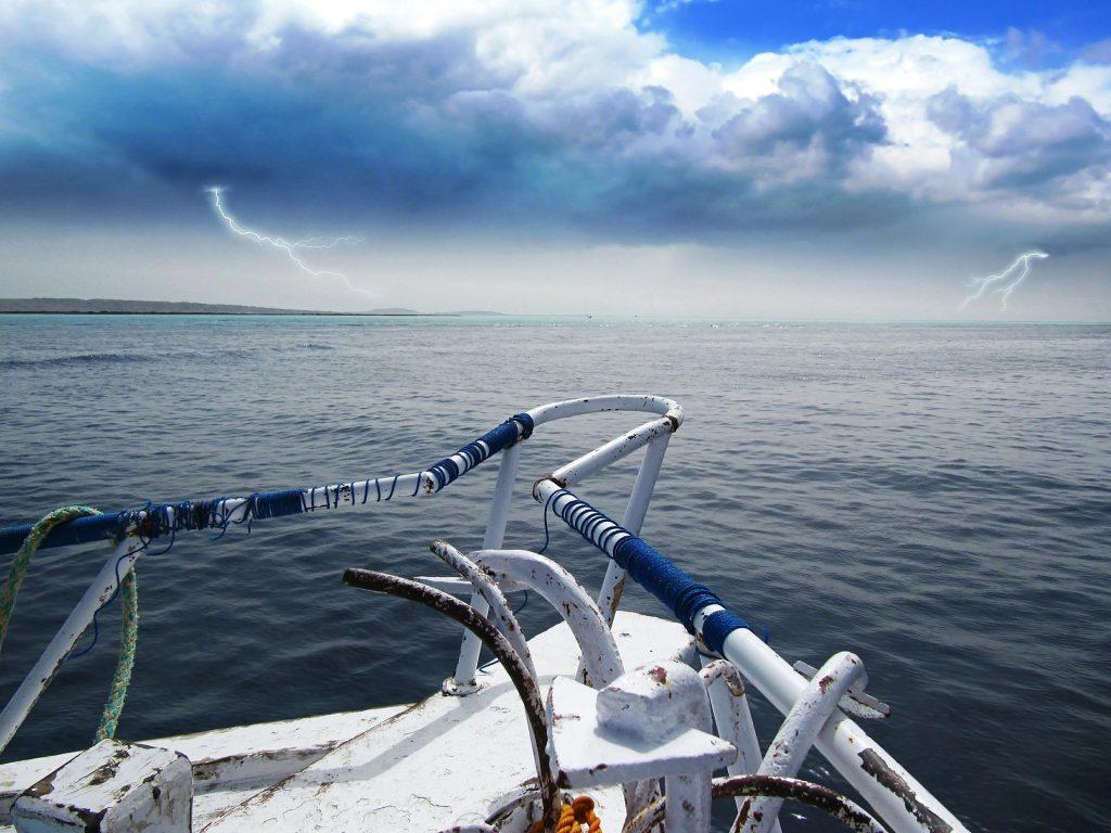 Navegar con climatología adversa: lo que debes saber