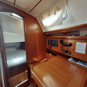 Mesa de cartas y camarote popa estribor