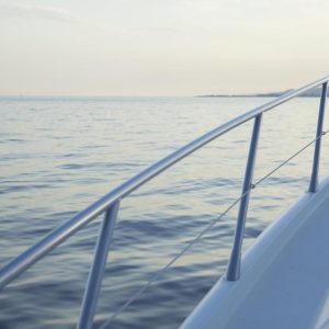 alquiler-de-yate-en-Menorca-Sunseeker-predator-56-pasamanos